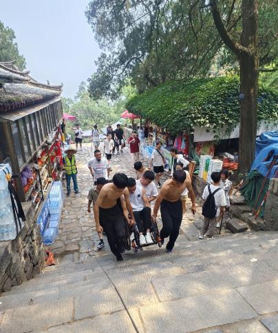 小伙做泰山陪爬年入30多万 小伙做泰山陪爬年入30多万
