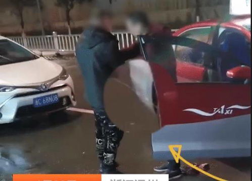 男子喝多了在班车上尿裤子遭开除