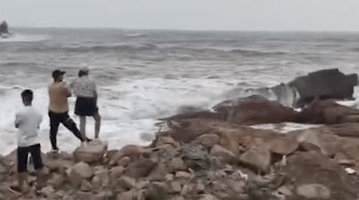 两中国公民被海浪卷走致1死1失踪 两中国公民被海浪卷走致1死1失踪