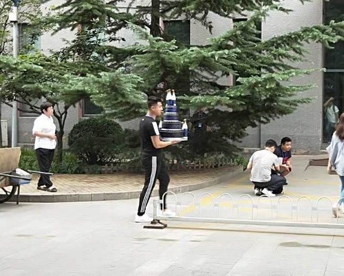 团队曝异瞳少年治沙为摆拍 团队曝异瞳少年治沙为摆拍