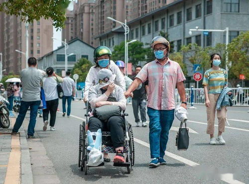 高考出分瞬间整个教师办公室沸腾了 高考出分瞬间整个教师办公室沸腾了
