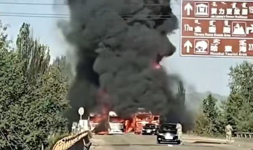 内蒙古一车辆爆炸 炸裂国道路面